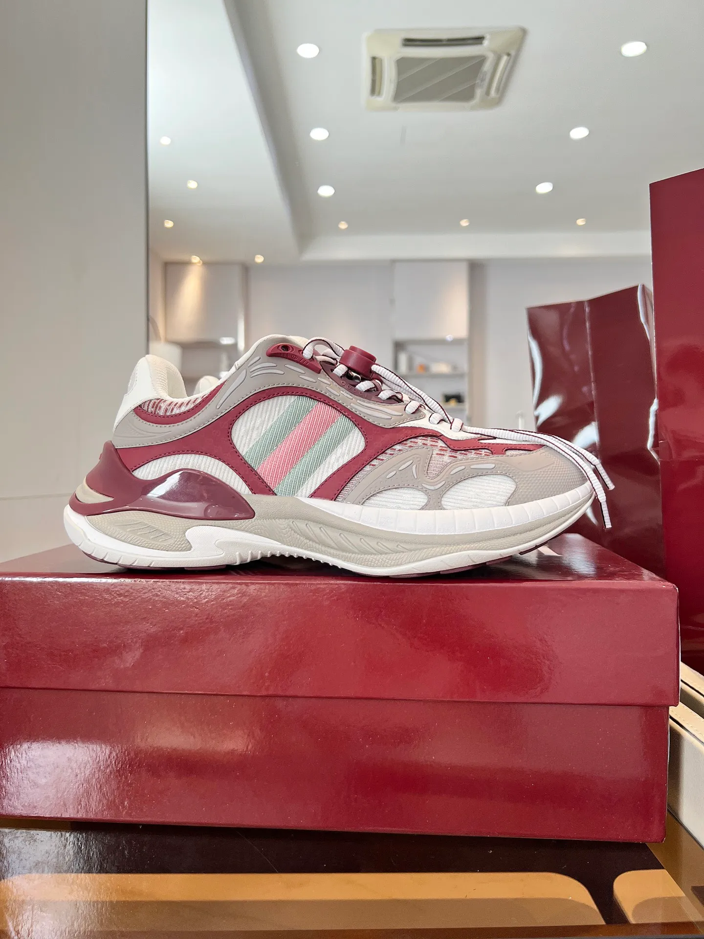 [G Home] P:920💰 Men’s size comes out first Size: 39-45 (45 customized) 2025Gucci series 2.0 sports shoes are made with heavy investment❤️‍🔥❤️‍🔥❤️‍🔥Renewed interpretation of the brand's iconic striped webbing elements😍😍When retro genes collide with futuristic design🎊🎊This new pair of Gucci shoes directly reaches the trend threshold💥 ✔️Color combination of caron contrast + classic stripes, GG reflective piping, visual impact, and comes with a high-light filter for street use ✔️ The structure is made of multi-layer splicing of different materials, mesh is breathable, leather is shaped, and the outsole is made of EVA foam and TPU. 😍😍😍Fashion and practicality are both online ✔️ Detailed double G midsole + iconic double G lock shoelaces, retro DNA is crazy and restless, and every step is based on the trendy aesthetic ❤️❤️❤��❤️